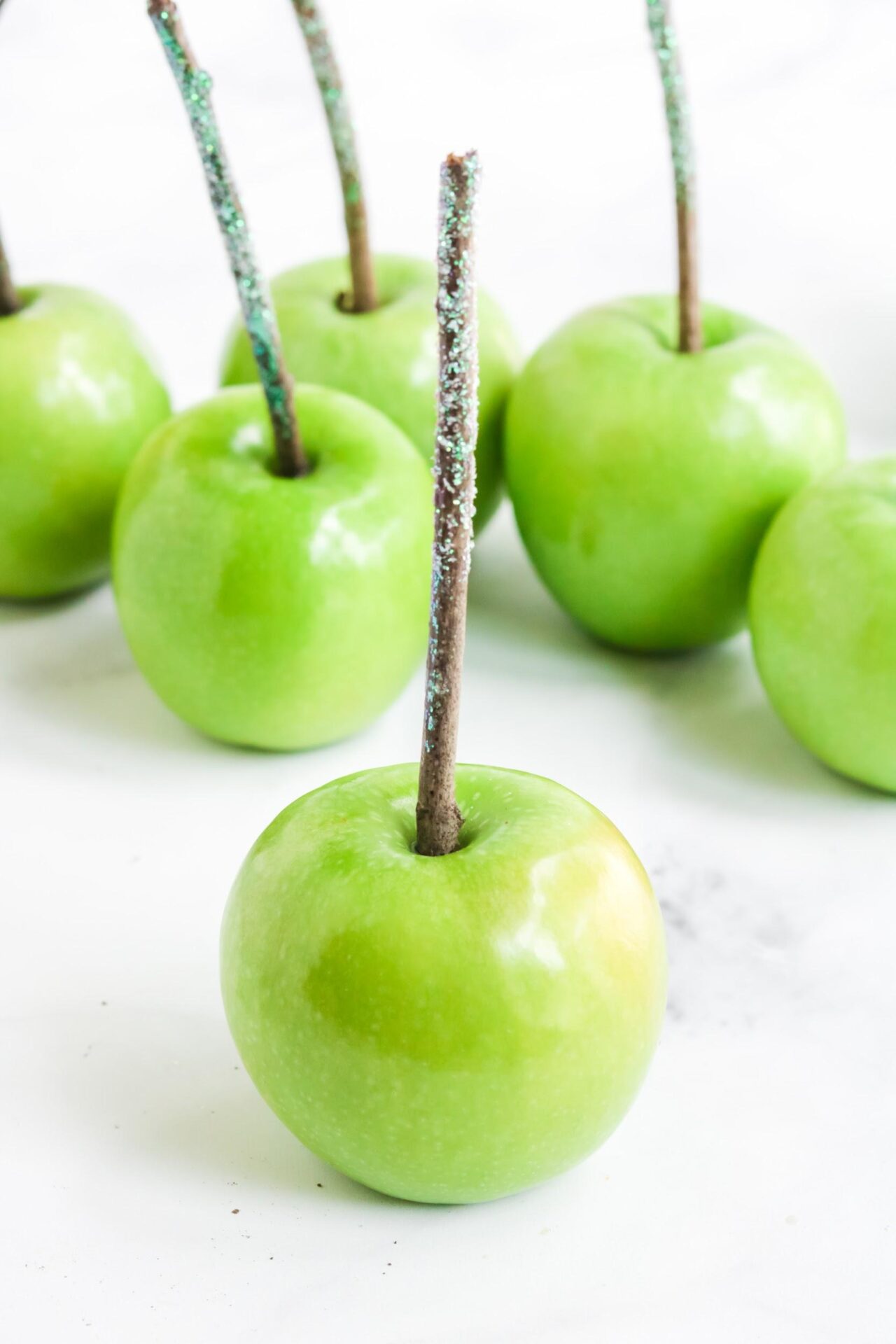 Add a pop of color this fall with this super simple Homemade candy apple recipes, otherwise known as a toffee apple outside the United States.