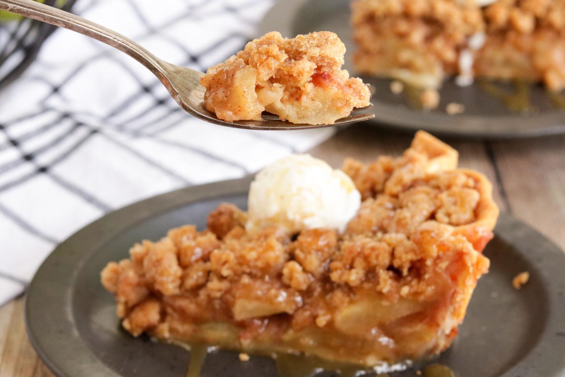 fresh apple crumb pie