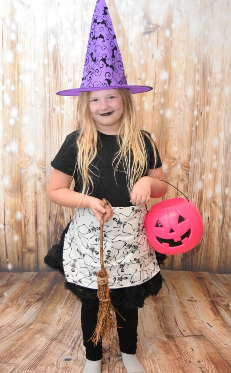 50+ DIY Halloween Costumes Halloween is upon us and that means trying to figure out Halloween Costumes! We have rounded up more than 50 DIY Halloween Costumes that are simple to throw together and absolutely adorable!