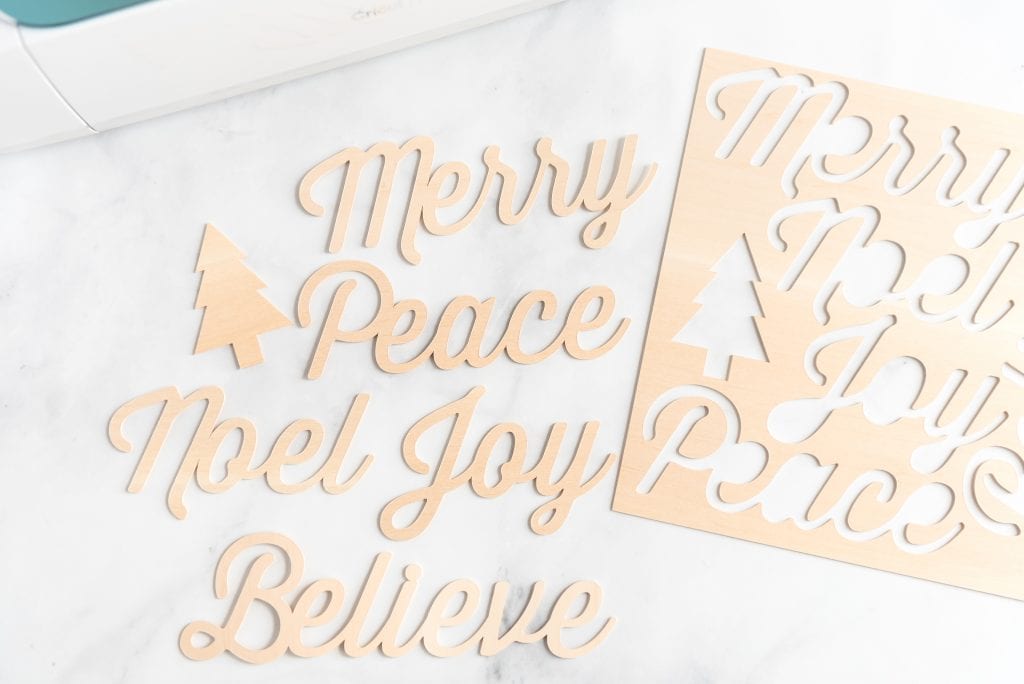 These DIY Christmas place cards will jazz up your holiday table this year, that will really wow your guests that don’t take a lot of time or money!