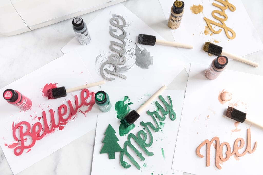These DIY Christmas place cards will jazz up your holiday table this year, that will really wow your guests that don’t take a lot of time or money!