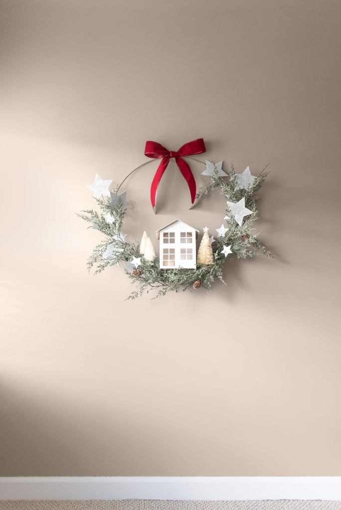 Looking for a beautiful Christmas wreath, but don't want to spend a fortune? Check out this Pottery Barn Knockoff Cricut craft project that will wow everyone! 