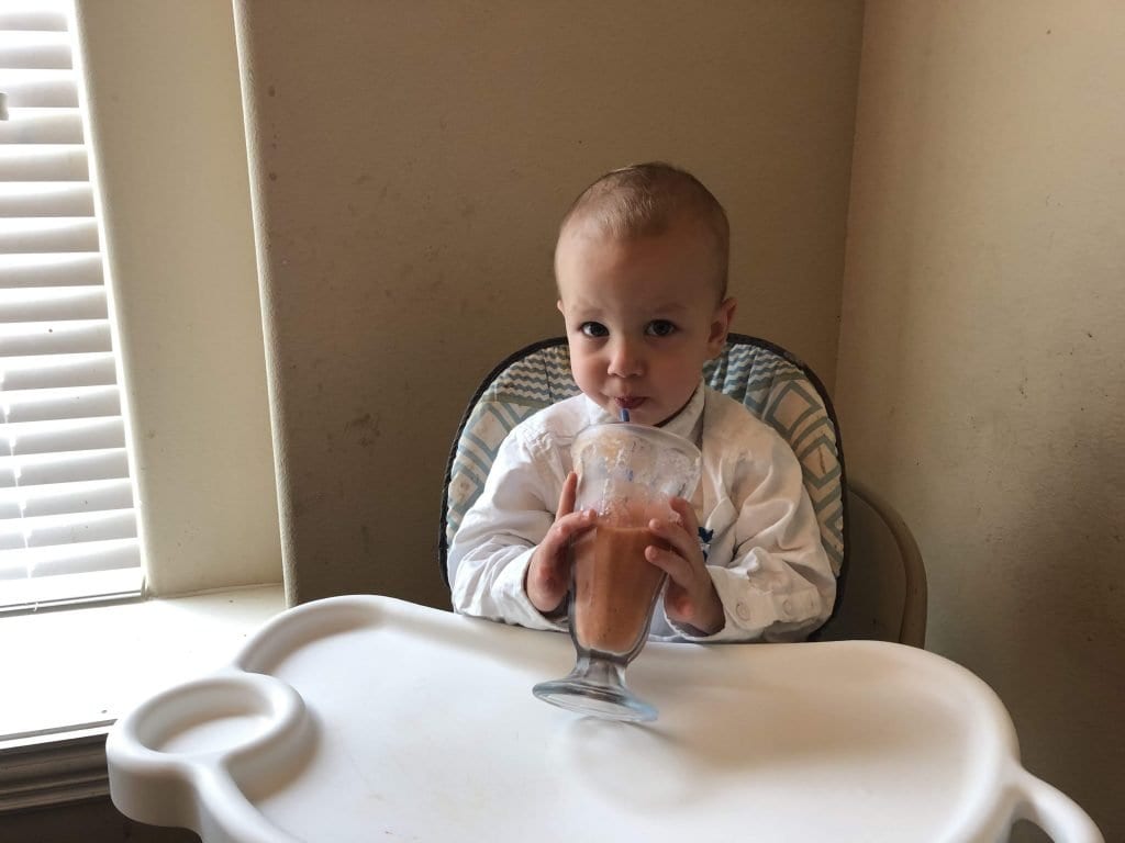 Looking for an alternative to the traditional spoon feeding route for your baby? This guide to baby led weaning is a comprehensive guide as to what is baby led weaning and everything you need to know as you and your baby explore the world of solid foods.