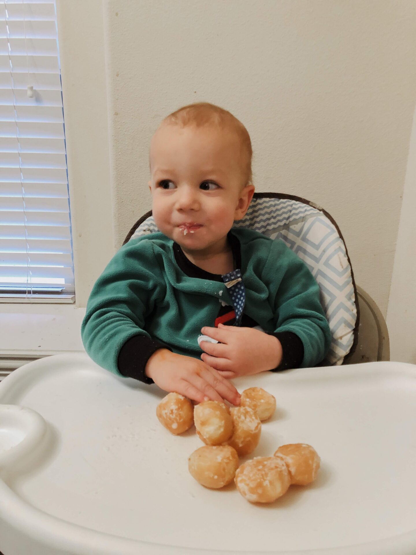 If you are thinking about starting baby led weaning with your baby it can seem a little overwhelming, but with these baby led weaning tips you will be set up for a successful baby led feeding adventure!