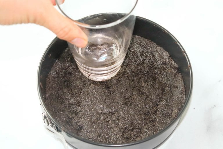 Looking to make the perfect Oreo cookie crust? We are sharing all the secrets to making your oreo cookie crust for your next baking adventure!