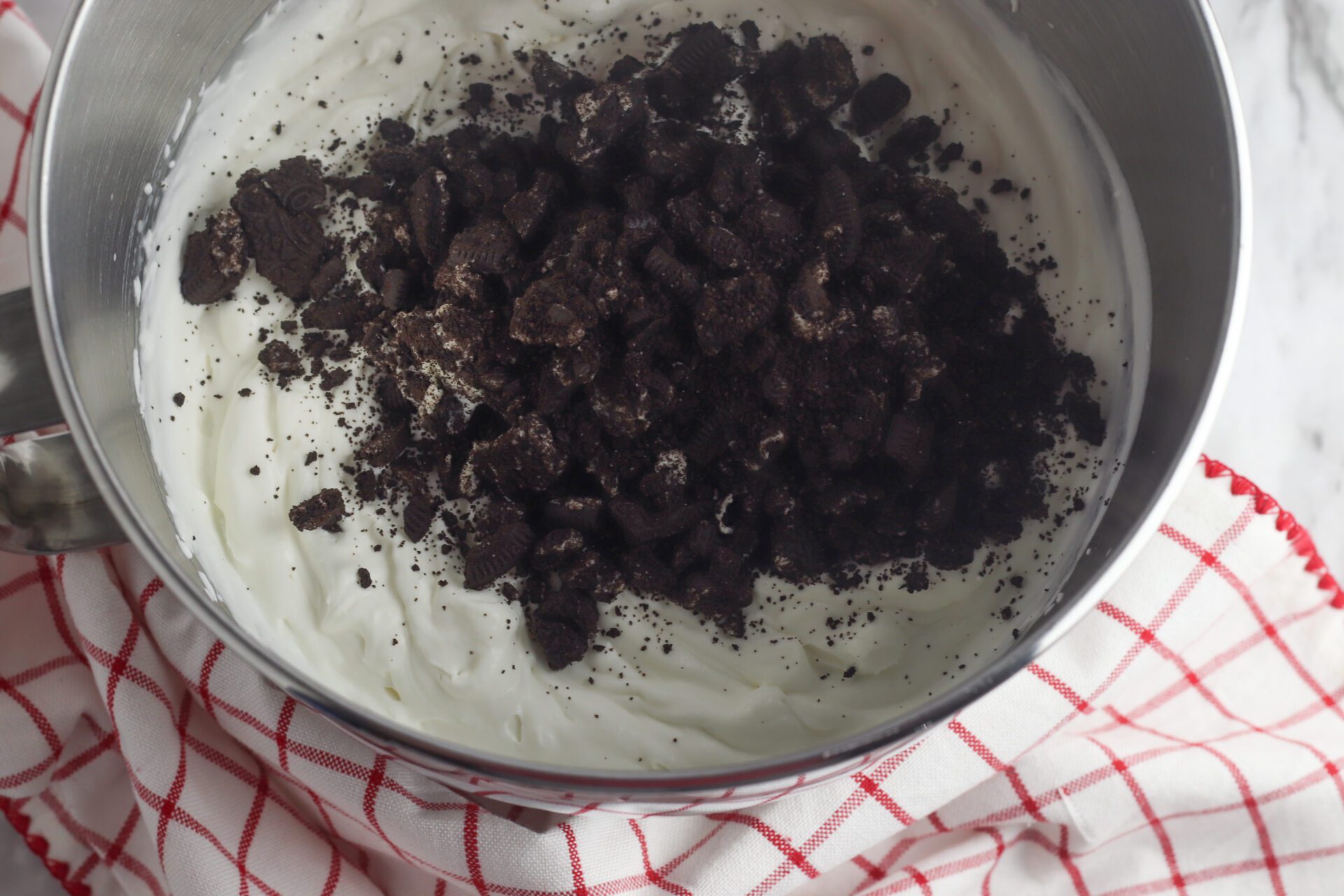 Oreo Ice Cream that you can make at home without special tools or machines? Yes please! This homemade Oreo Ice Cream is absolutely delicious & so easy to make!
