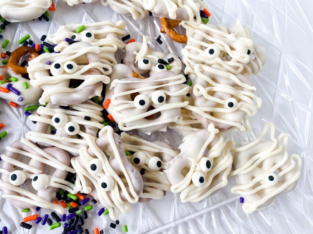 mummy pretzels with white chocolate drizzle and chocolate eyes