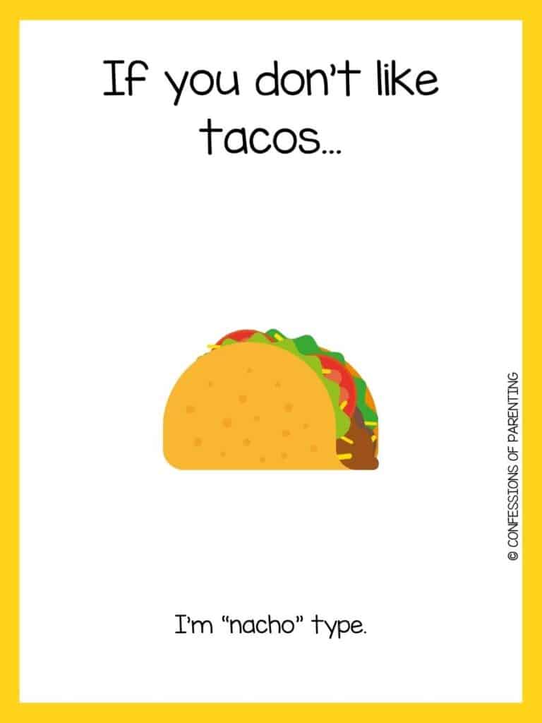 Taco Joke với món bánh taco có rau diếp, cà chua, pho mát và thịt có thể nhìn từ bên cạnh và có đường viền màu vàng.