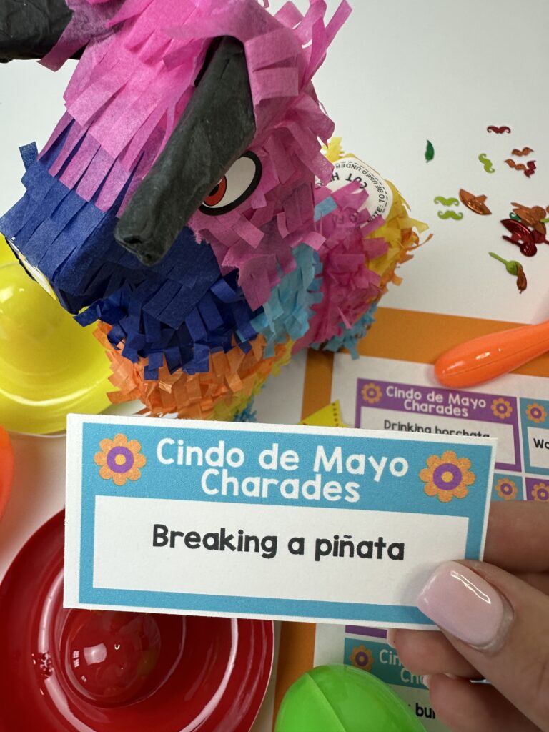 Cận cảnh Cinco de Mayo Charades phá vỡ pinata với pinata trong nền
