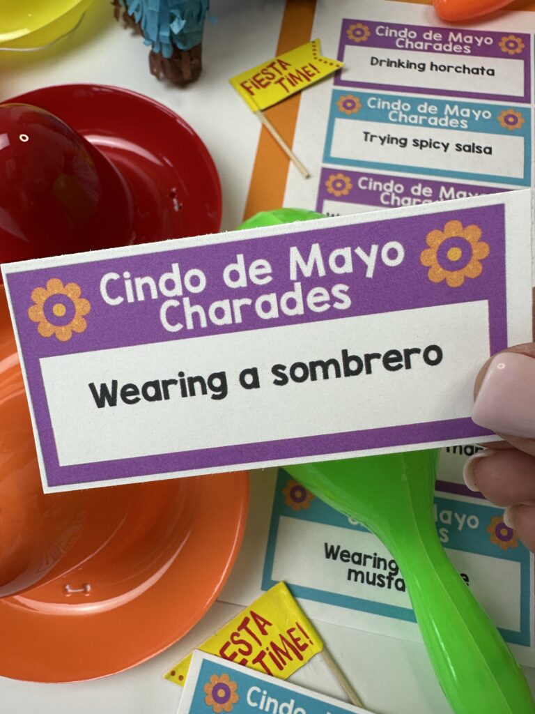 Cận cảnh Cinco de Mayo Charades mặc một sombrero